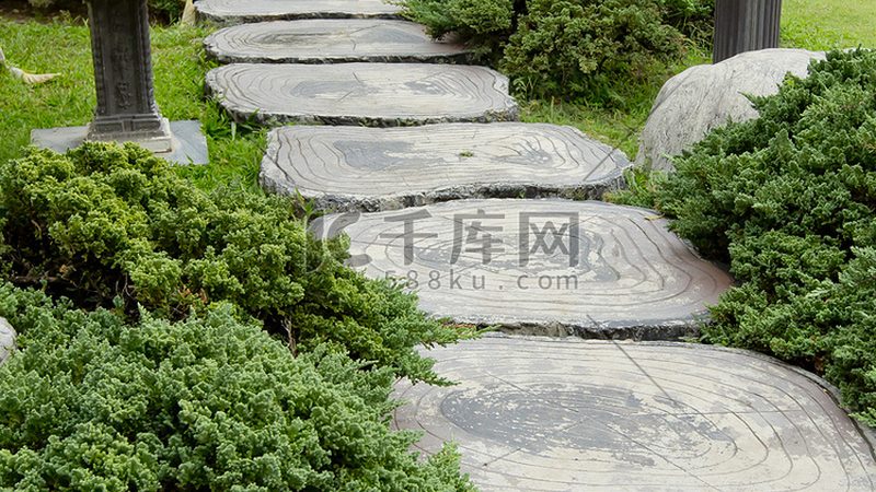 玻璃钢假山喷泉：价格背后的考量因素